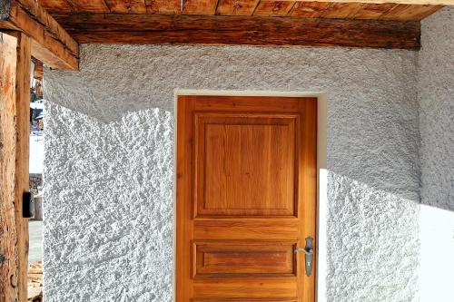 a wooden door in the side of a house at Magnifique chalet pour 10 personnes à Vercorin in Vercorin