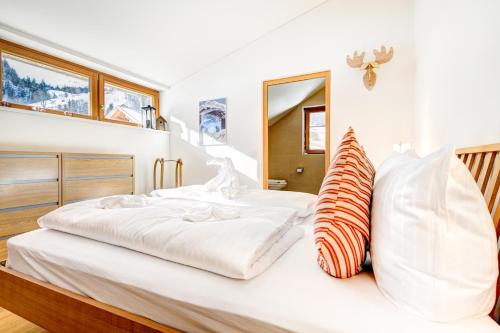 een slaapkamer met 2 bedden en een spiegel bij Penthouse mountain view by A-Appartments in Brand