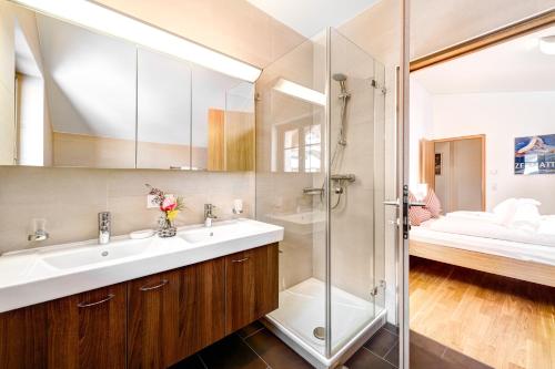 een badkamer met een wastafel en een douche bij Penthouse mountain view by A-Appartments in Brand