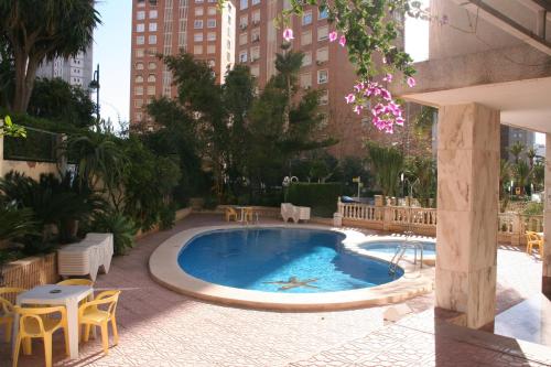 בריכת השחייה שנמצאת ב-Apartamentos Maria Victoria או באזור