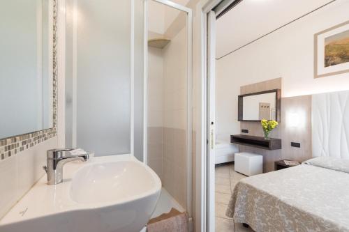 Bilik mandi di Hotel Bellavista