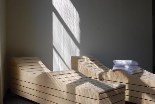 a stack of wooden stairs with a towel on them at Bitter en Zoet in Veenhuizen