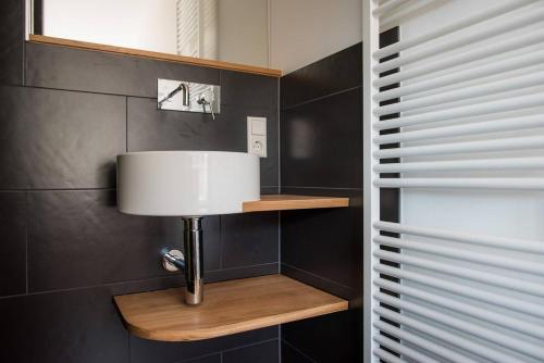 eine Lampe auf einem Regal in einem Badezimmer in der Unterkunft Moderne Apartments in attraktivem Altbau in Freiburg im Breisgau