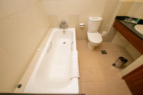 Ένα μπάνιο στο Waridi Paradise Hotel and Suites