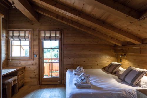 a bedroom with a bed in a wooden house at Appartement Loretto in Les Houches