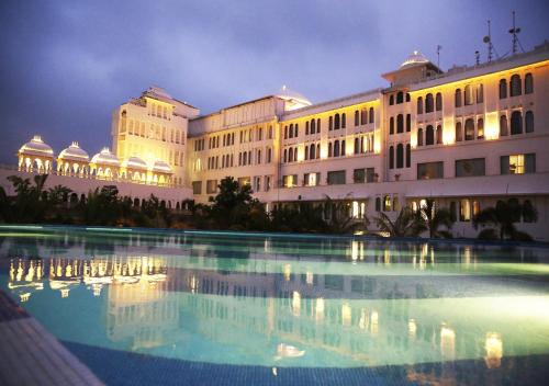 Bazén v ubytování Radisson Blu Udaipur Palace Resort & Spa nebo v jeho okolí