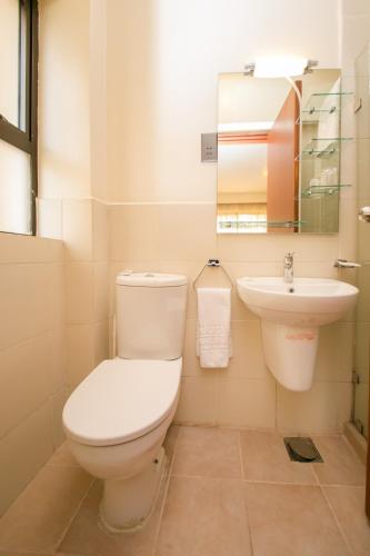 Ένα μπάνιο στο Waridi Paradise Hotel and Suites