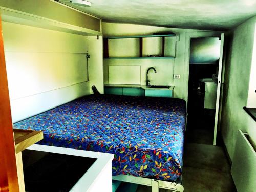 1 dormitorio pequeño con 1 cama en una habitación en Cottage in front of the sea, en Bonassola