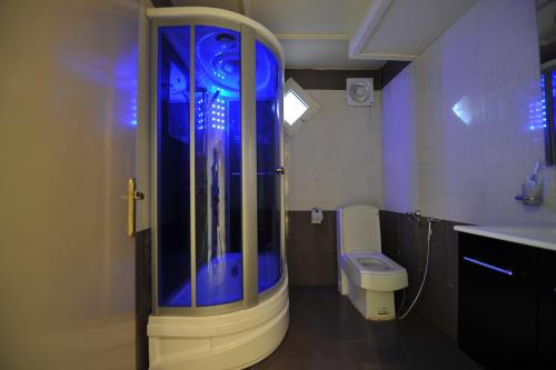 un bagno con doccia e WC di Rukon Buotat 15 a Riyad