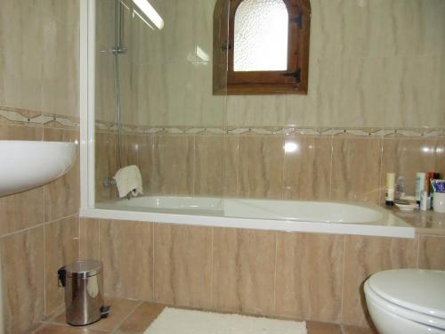 Un baño de Villa Leones - privacy - by Holiday Rentals Villamar