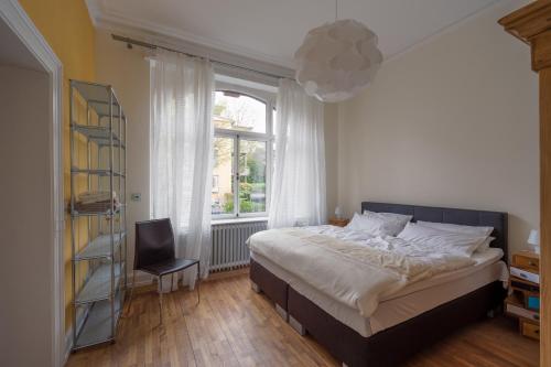 ein Schlafzimmer mit einem großen Bett und einem Fenster in der Unterkunft Zweite Heimat Heidelberg in Heidelberg