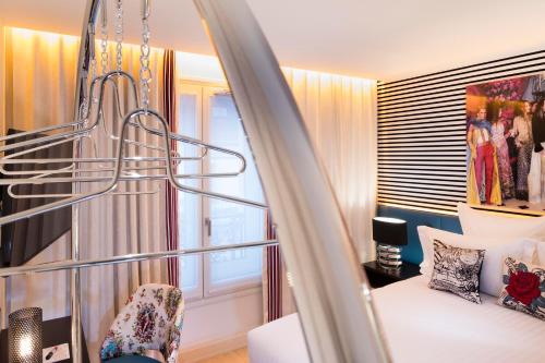 Ένα ή περισσότερα κρεβάτια σε δωμάτιο στο Hôtel Dress Code