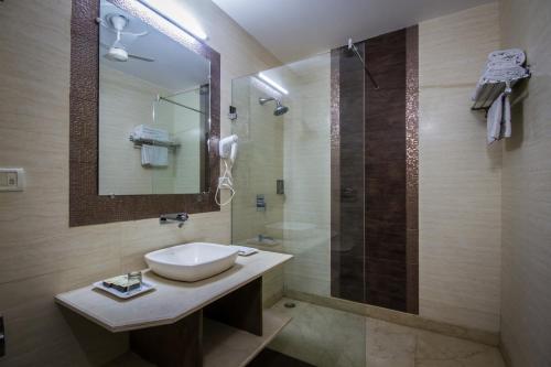 Et badeværelse på The Suncourt Hotel Yatri