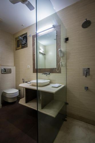 Ένα μπάνιο στο The Suncourt Hotel Yatri