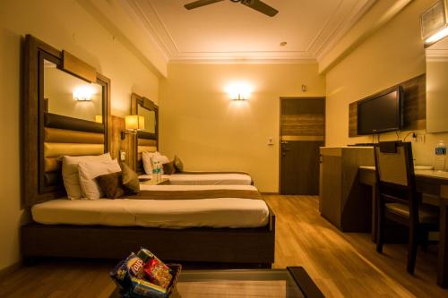 Ένα ή περισσότερα κρεβάτια σε δωμάτιο στο The Suncourt Hotel Yatri