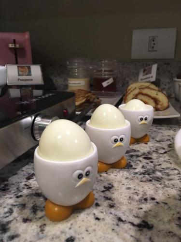 a counter with three bowls with faces painted on them at Barueri Premiêr Hotel in Barueri