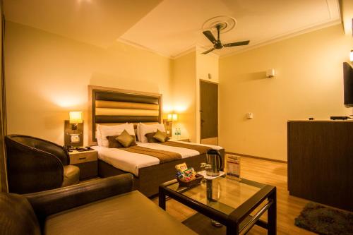 Gallery image of The Suncourt Hotel Yatri in New Delhi