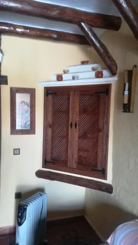 a window in the wall of a room with a sink at El Nido in Zahara de la Sierra