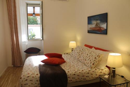 ナポリにあるCasa degli aranciのベッドルーム1室(ランプ2つ、窓付)