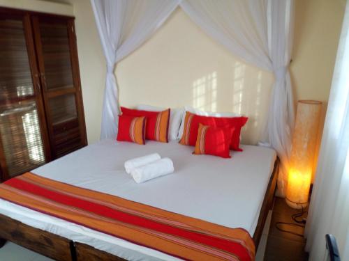 Postel nebo postele na pokoji v ubytování Sea Breeze Villas Kenya