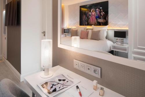 a hotel room with a television and a coffee table at Hôtel Dress Code in Paris
