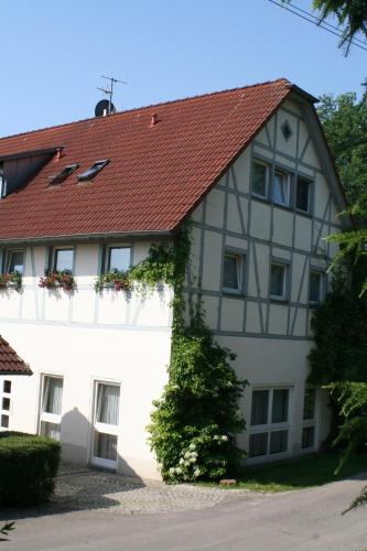 un edificio blanco con techo rojo en Landhotel "Zum Nicolaner", en Großweitzschen