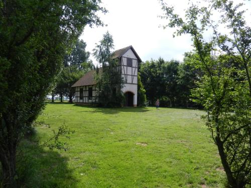 an old house in the middle of a field at Landhotel "Zum Nicolaner" in Großweitzschen