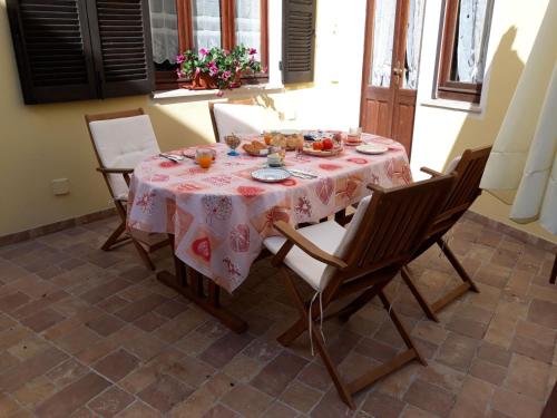 een eettafel met een roze tafelkleed bij Casa Corona in Capoterra