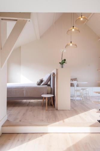 un salon avec un canapé et une table dans l'établissement Le Pave de la Croix Blanche, à Le Pavé