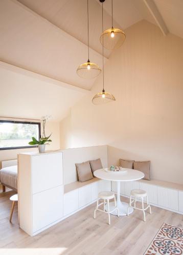 une pièce avec une table, des chaises et un lit dans l'établissement Le Pave de la Croix Blanche, à Le Pavé