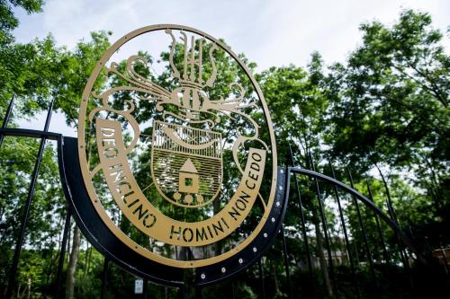 a sign for a hong kong park at B&B Landgoed Rijckholt in Geersdijk
