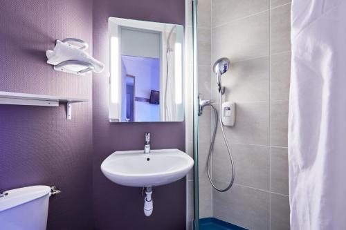 y baño con lavabo y ducha. en B&B HOTEL Le Havre Harfleur 2, en Harfleur
