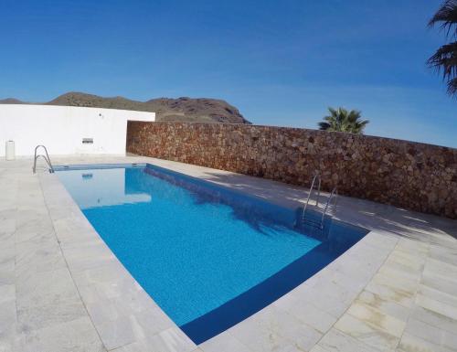 una piscina frente a una pared de ladrillos en Cerro Mar, en El Cerro Blanco