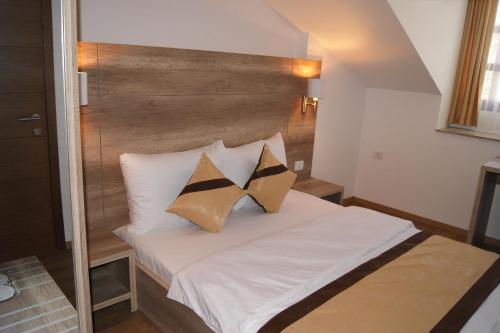 Postel nebo postele na pokoji v ubytování Hotel Prizreni