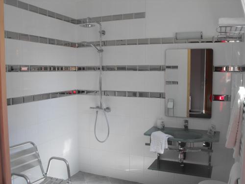 y baño con lavabo y espejo. en Logis Hôtel Restaurant Les Capucins en Avallon