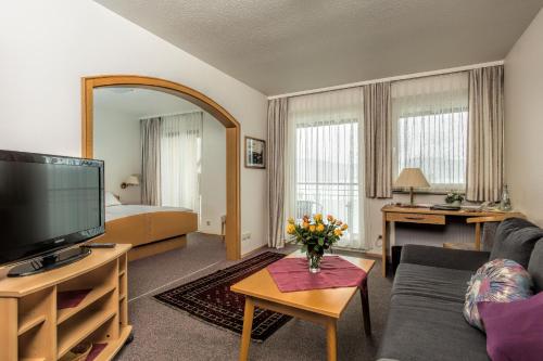 Μια τηλεόραση ή/και κέντρο ψυχαγωγίας στο Hotel Pension Café Hasler
