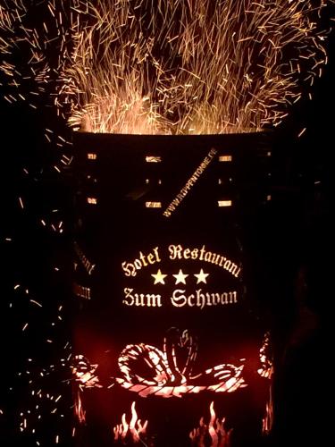 un primo piano di un incendio con le parole "Superarsteinseinsein sun seiry" di Hotel zum Schwan a Nachterstedt