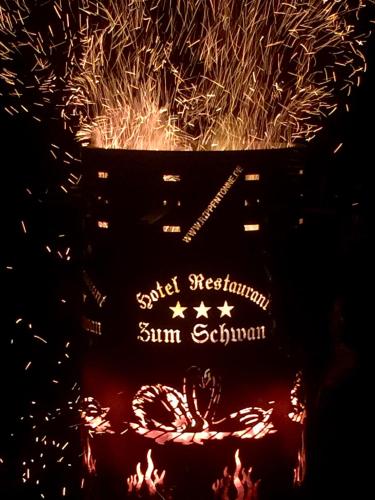 die Schließung eines Feuers mit den Worten Supertarsteinseinseinas Sonneneinstrahlung in der Unterkunft Hotel zum Schwan in Nachterstedt