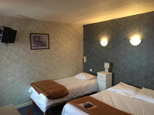 سرير أو أسرّة في غرفة في Hotel du Rempart