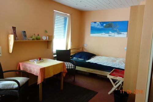 ホーフハイム・アム・タウヌスにあるHaus Weschkeのベッドルーム1室(ベッド1台、テーブル、テーブル、椅子付)