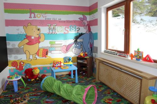 a childs room with a teddy bear wall at Alpengasthof Tanzstatt in Lachtal
