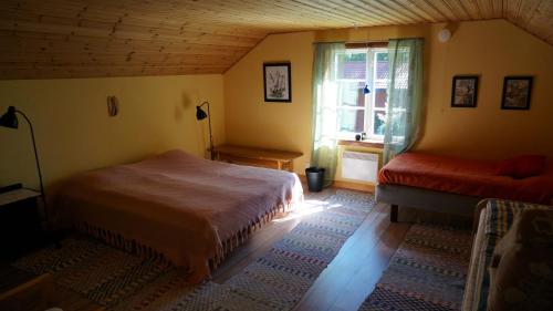 sypialnia z łóżkiem i oknem w obiekcie Björnvålsfallet w mieście Deje