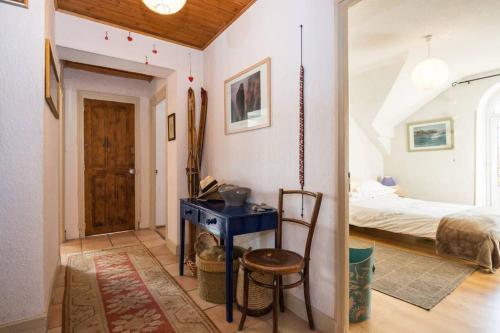 une chambre avec un lit et un bureau dans une pièce dans l'établissement Les Fourges, à Saint-Gervais-les-Bains