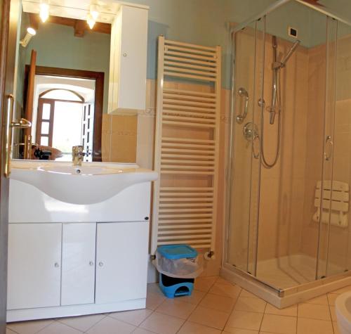 A bathroom at Appartamenti La Tartufaia Country house pool and relax By Gardadomusmea