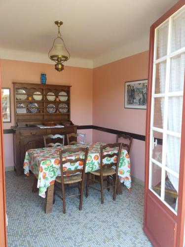 une salle à manger avec une table et des chaises dans l'établissement Appts maison Onbor Zilo, à Biriatou