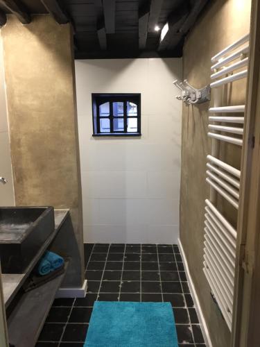 a bathroom with a sink and a tile floor at B&B Het Stille Genoegen in Brakel