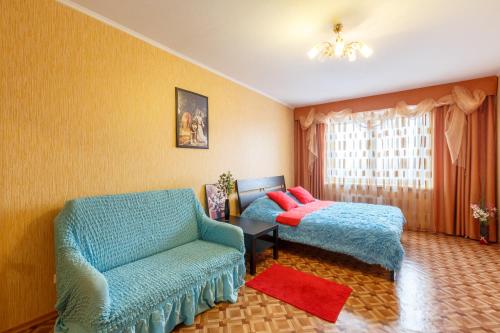 トゥーラにあるFlat Comfort on Zamochnaya 105Bのベッドルーム1室(ベッド1台、椅子付)