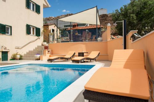 Poolside apartment house Nina