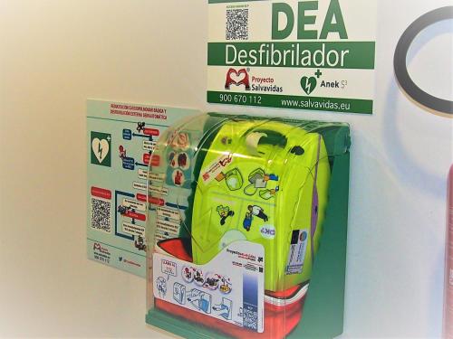 Una caja de un juguete para perros con un cartel. en A de Loló Alojamiento con encanto, en Muxía