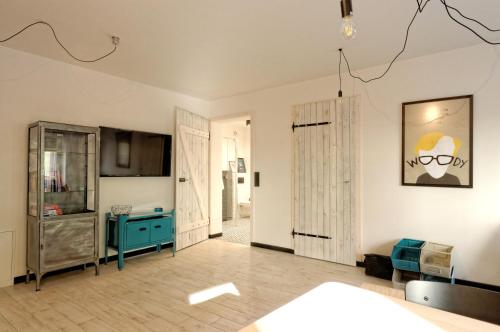 - un salon avec des murs blancs et une armoire bleue dans l'établissement Industrialny Kwadrat, à Złotów